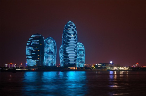 伊犁秋景去哪里好玩（伊犁秋景去哪里好玩一点）